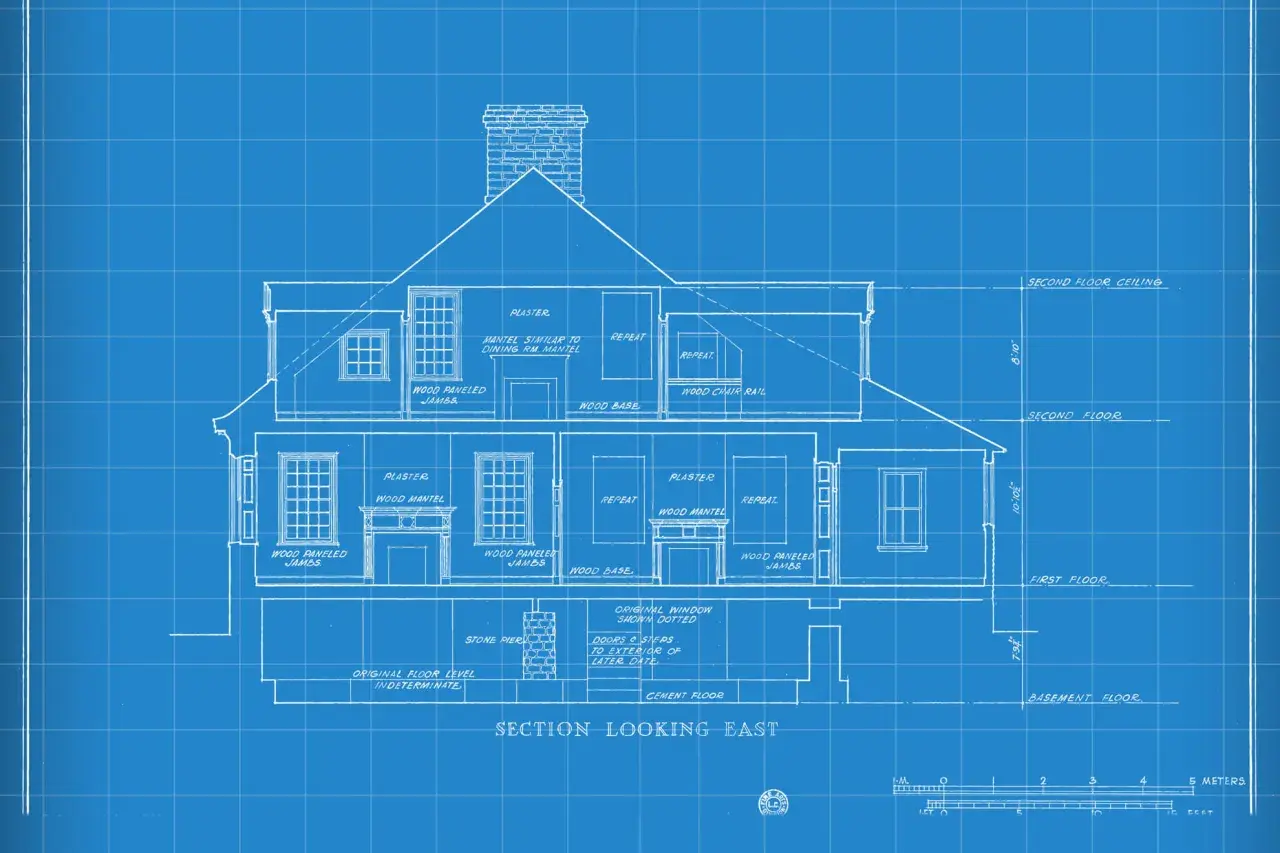 Sezione est di una casa, con dettagli architettonici e misure. Un disegnatore CAD ha creato questo progetto.