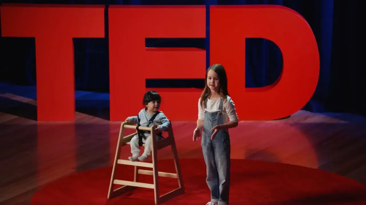 Dziewczynka i chłopiec na scenie TED. Pokazują, co powinien umieć 7 latek, choć jedno z nich jest jeszcze maluszkiem.