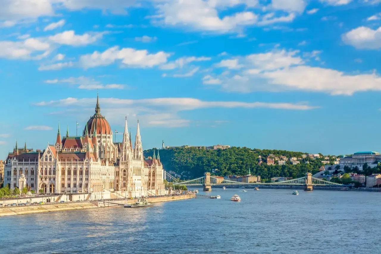 Budynek Parlamentu w Budapeszcie nad Dunajem, jeden z najpiękniejszych widoków Węgier.