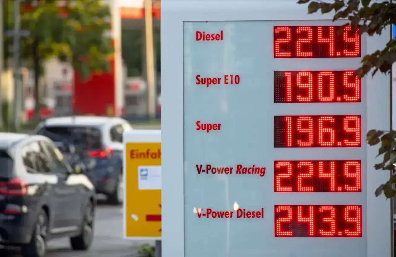 Cena benzyny w Niemczech: Diesel 224.9, Super E10 190.9, Super 196.9. Kierowcy tankują, obserwując rosnące ceny.