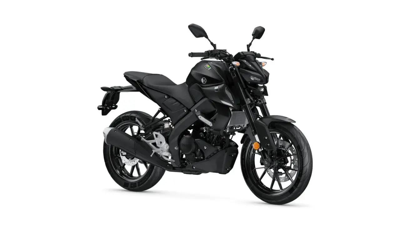 Czarny motocykl Yamaha MT-125 na białym tle. Sprawdź jego wymiary, w tym Yamaha MT 125 wysokość siedzenia, aby dopasować go do siebie.