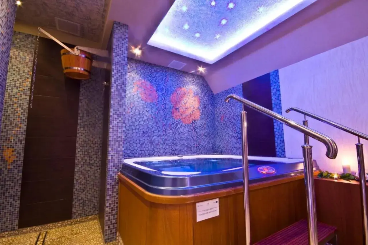 Relaks w jacuzzi i prysznic z drewnianej bani w klimatycznym spa dla dwojga.