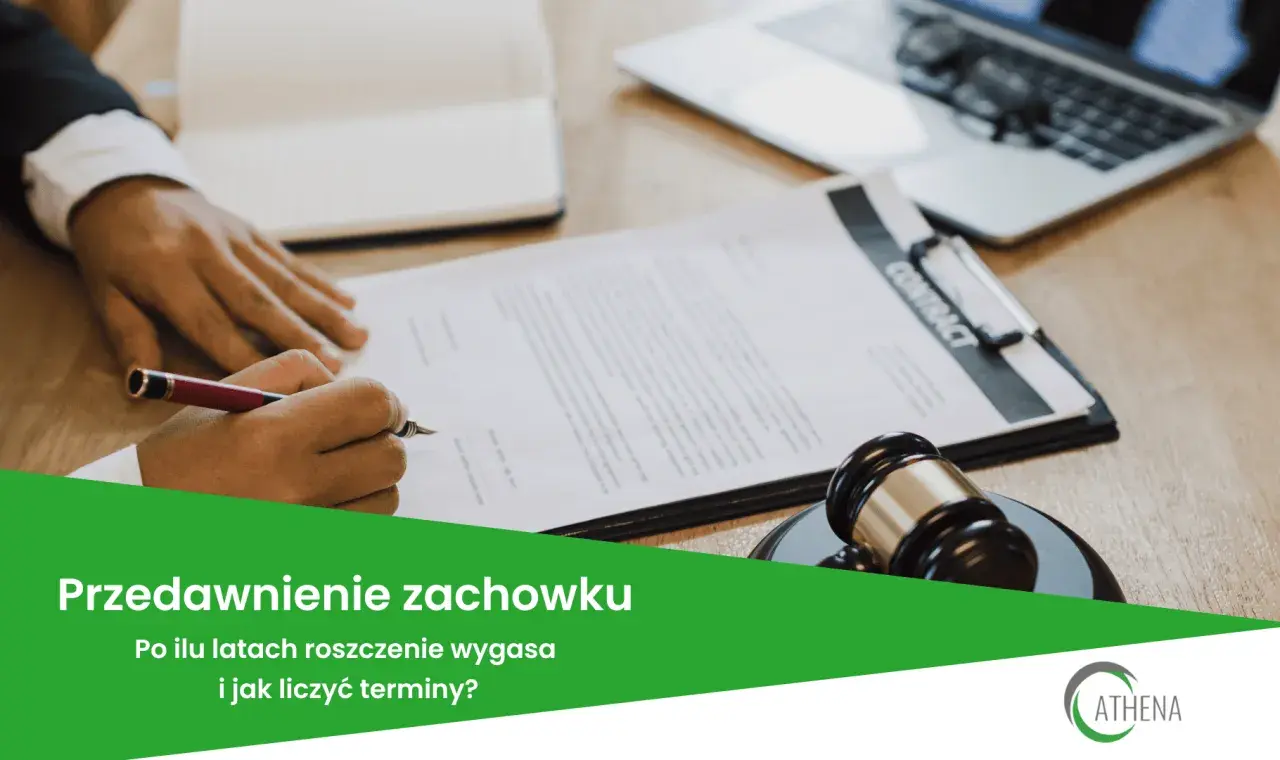 Ręka podpisuje dokument, obok młotek sędziowski. Temat: przedawnienie zachowku i terminy roszczeń.
