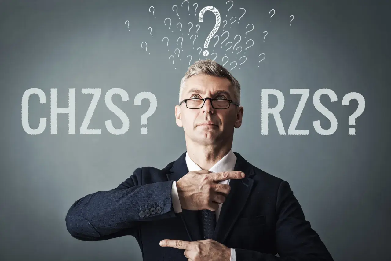 Mężczyzna w garniturze zastanawia się nad objawami zapalenia stawów: CHZS czy RZS?