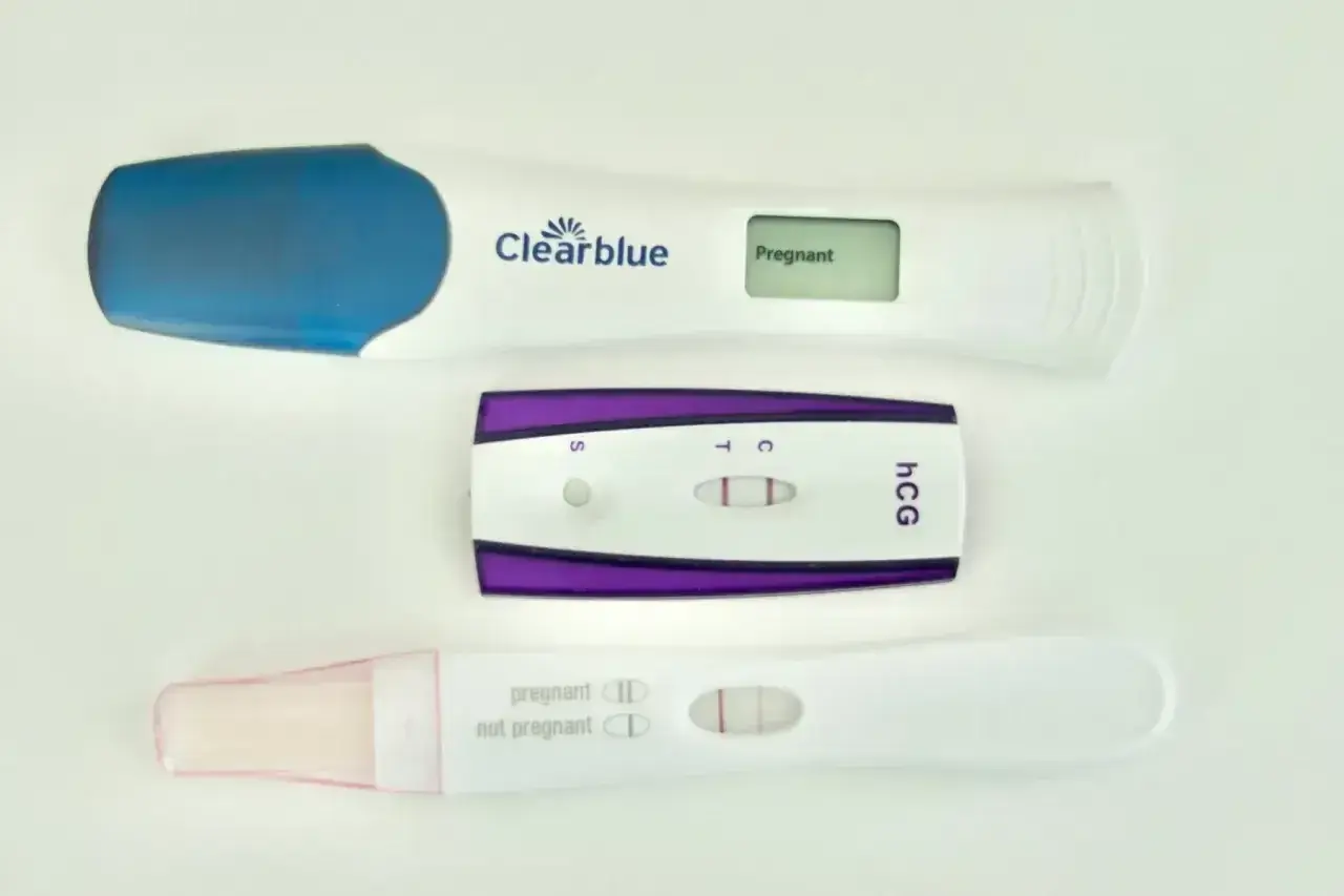 Trzy testy ciążowe, dwa z pozytywnym wynikiem, jeden cyfrowy pokazuje "Pregnant". Może to być obraz sytuacji, gdy wystąpiła ciąża biochemiczna.