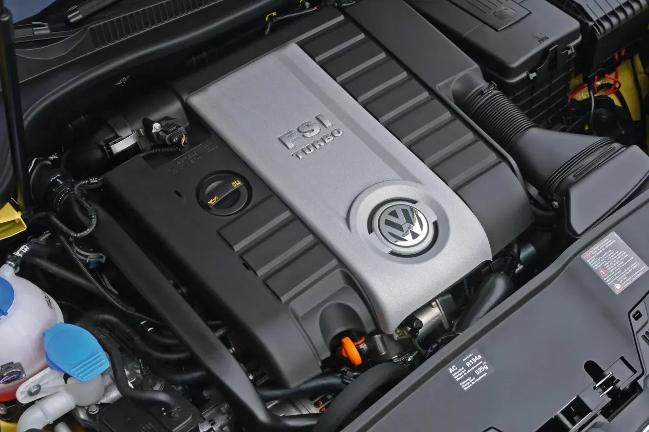 Silnik Volkswagen z napisem FSI TURBO. Widoczny jest symbol marki i elementy układu dolotowego.