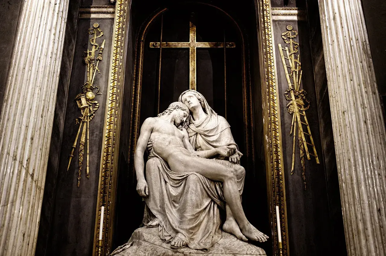 Kamienna Pieta w kościele, symbol cierpienia i miłości matczynej, przypomina o trudnych dniach powszednich i nadziei.