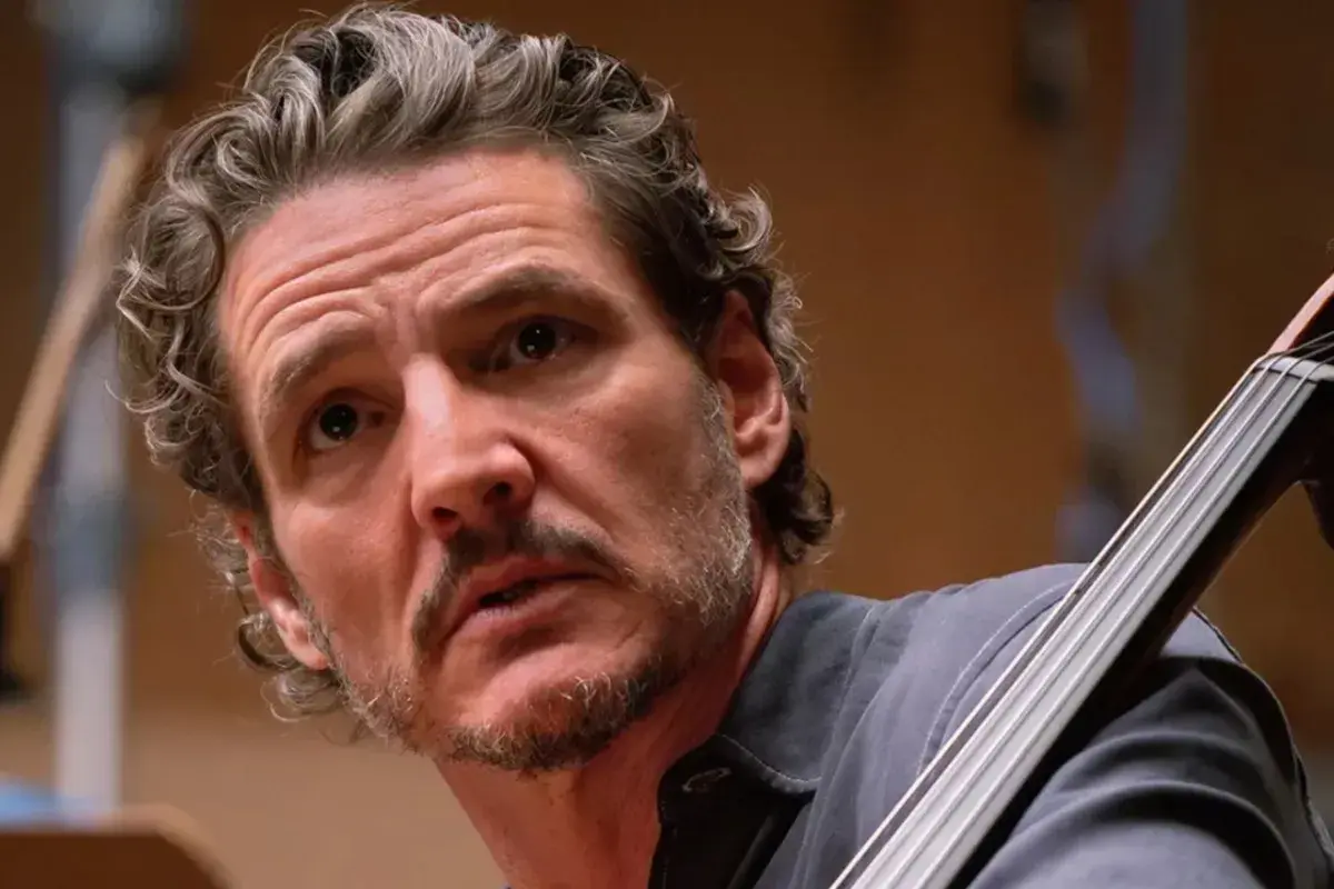 Pedro Pascal, znany z wielu filmów, seriali i programów, gra na wiolonczeli.
