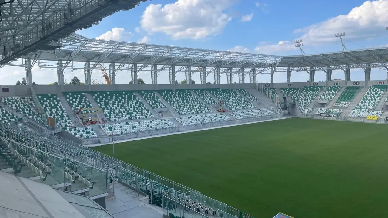 Puste sektory stadionu Radomiaka czekają na kibiców. Zielona murawa i nowoczesna konstrukcja dachu tworzą imponujący widok.