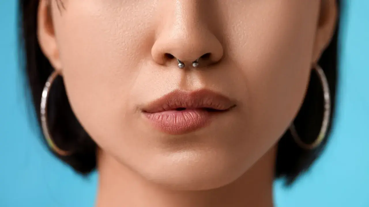 Kobieta z kolczykiem w nosie, tzw. septum.