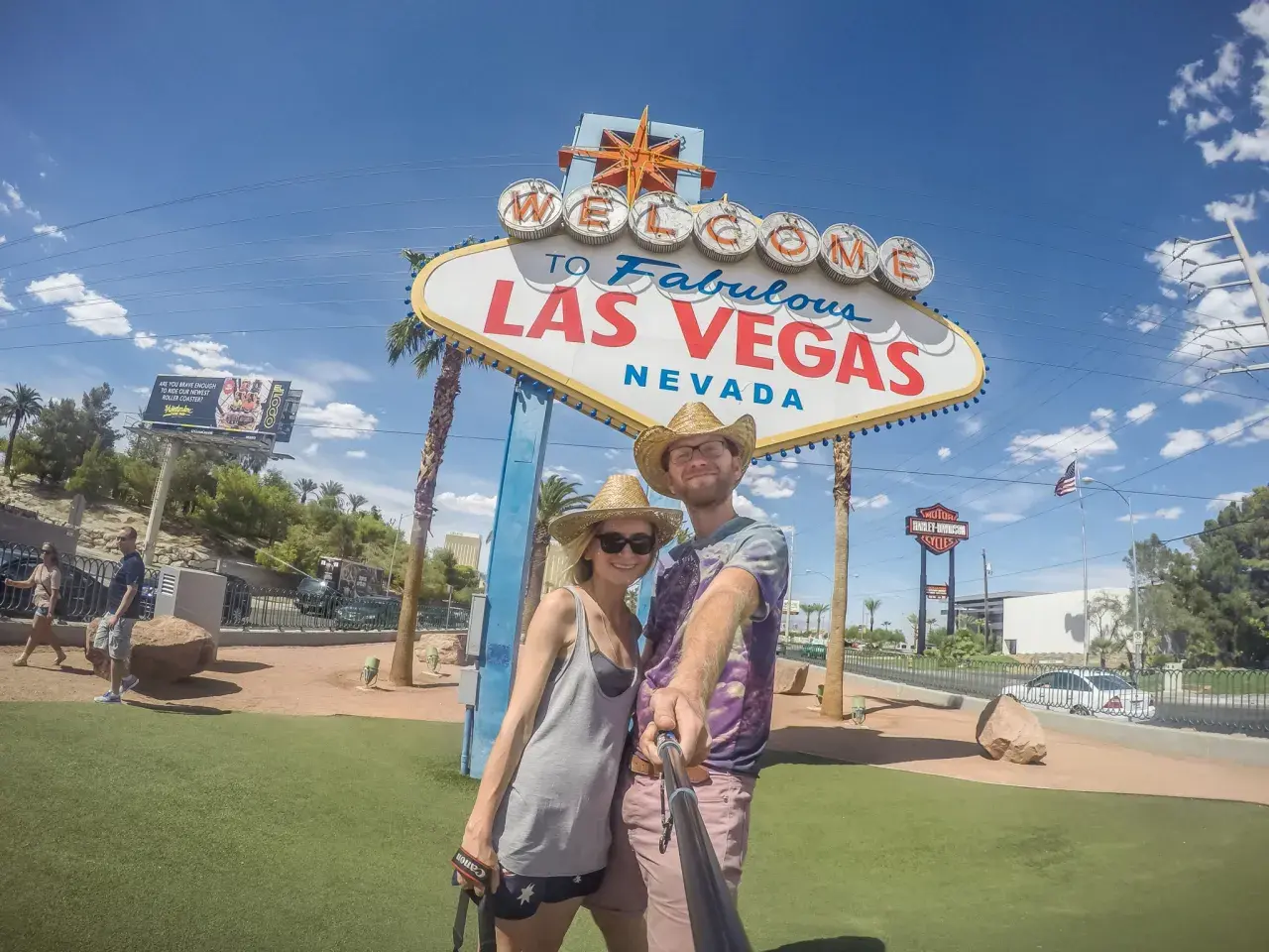 Para co przywieźć ze Stanów? Pamiątkę z Las Vegas! Uśmiechnięta para pozuje do selfie pod słynnym znakiem.