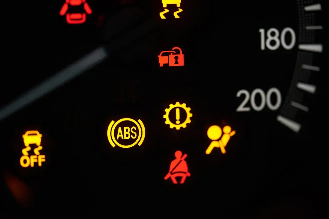 Kontrolka samochód z kluczykiem Opel oznacza problem z immobilizerem lub kluczykiem. Na desce rozdzielczej świecą się też kontrolki ABS, poduszki powietrznej i pasów.