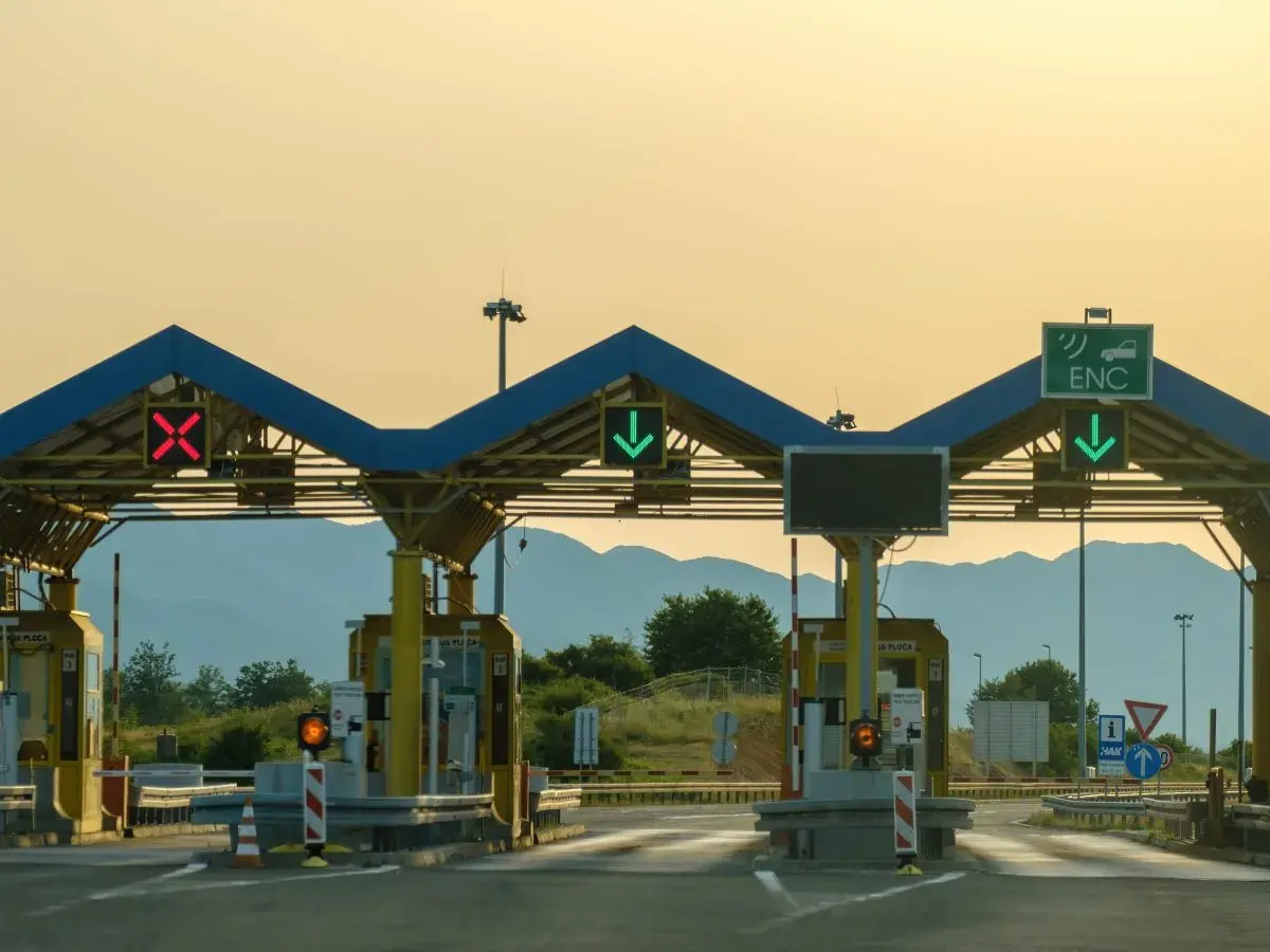 Bramki autostradowe z czerwonym krzyżykiem i zieloną strzałką. Można tu kupić e-toll bilet jednorazowy.