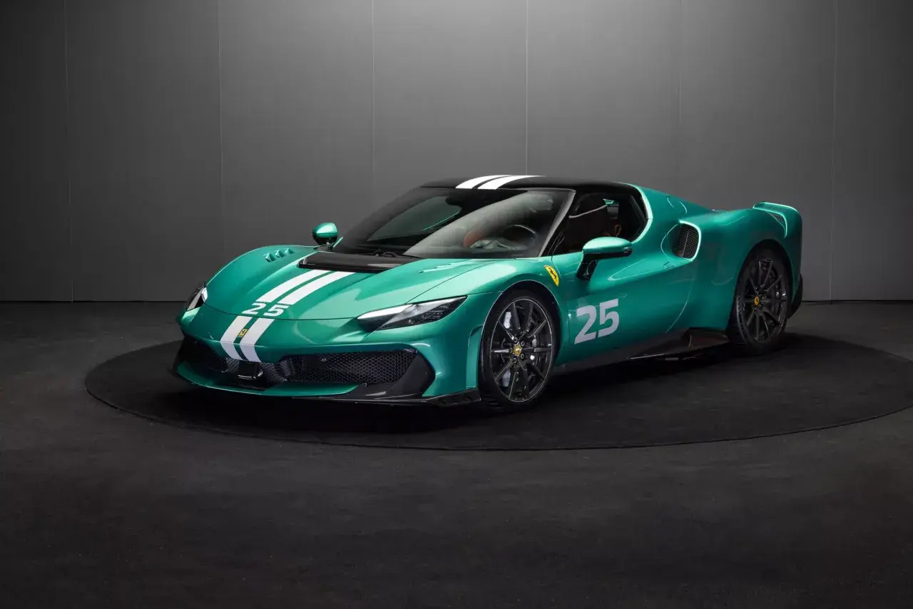 Turkusowe Ferrari 296 z białymi pasami i numerem 25, prezentowane na czarnym tle.