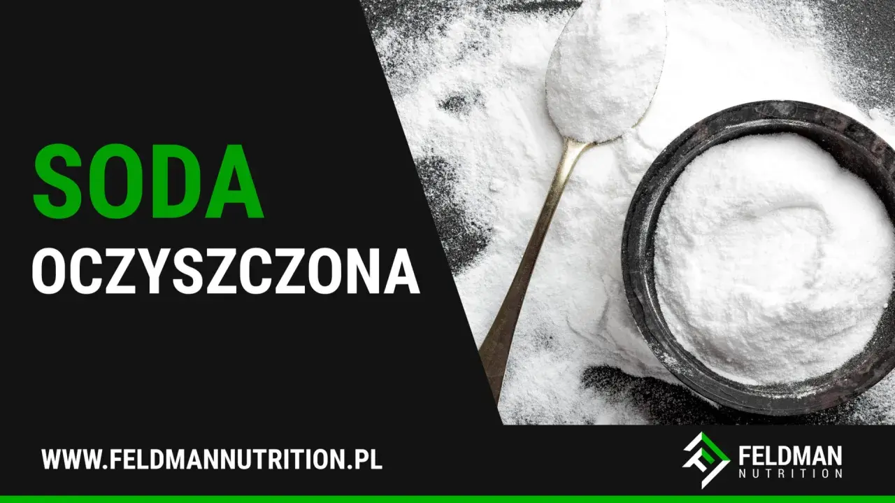 Biały proszek, wodorowęglan sodu, w miseczce i na łyżce. Slogan "SODA OCZYSZCZONA" i logo Feldman Nutrition.