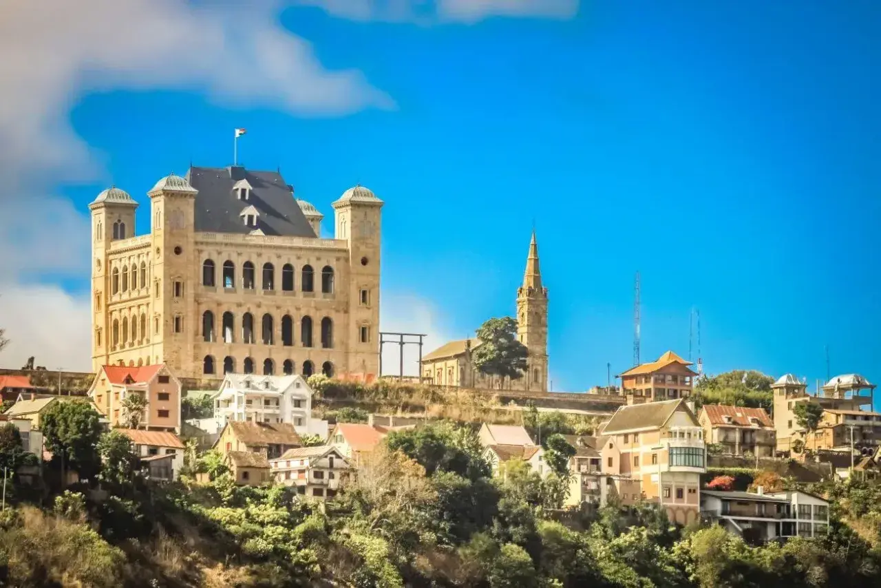 Antananarywa, stolica Madagaskaru, z imponującym pałacem na wzgórzu i charakterystyczną wieżą kościelną.