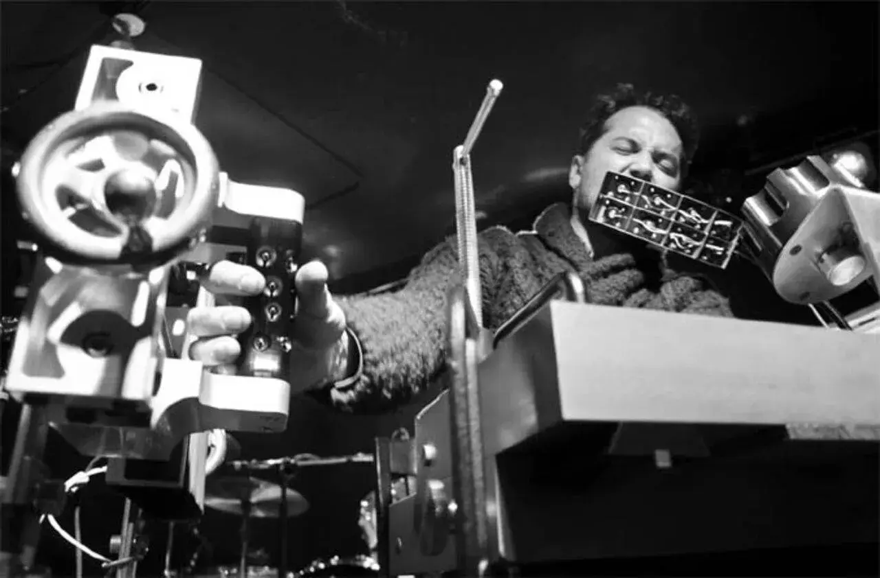 L'auteur, un musicien, joue d'un instrument étrange, tel un punisher sonore, manipulant des machines complexes.
