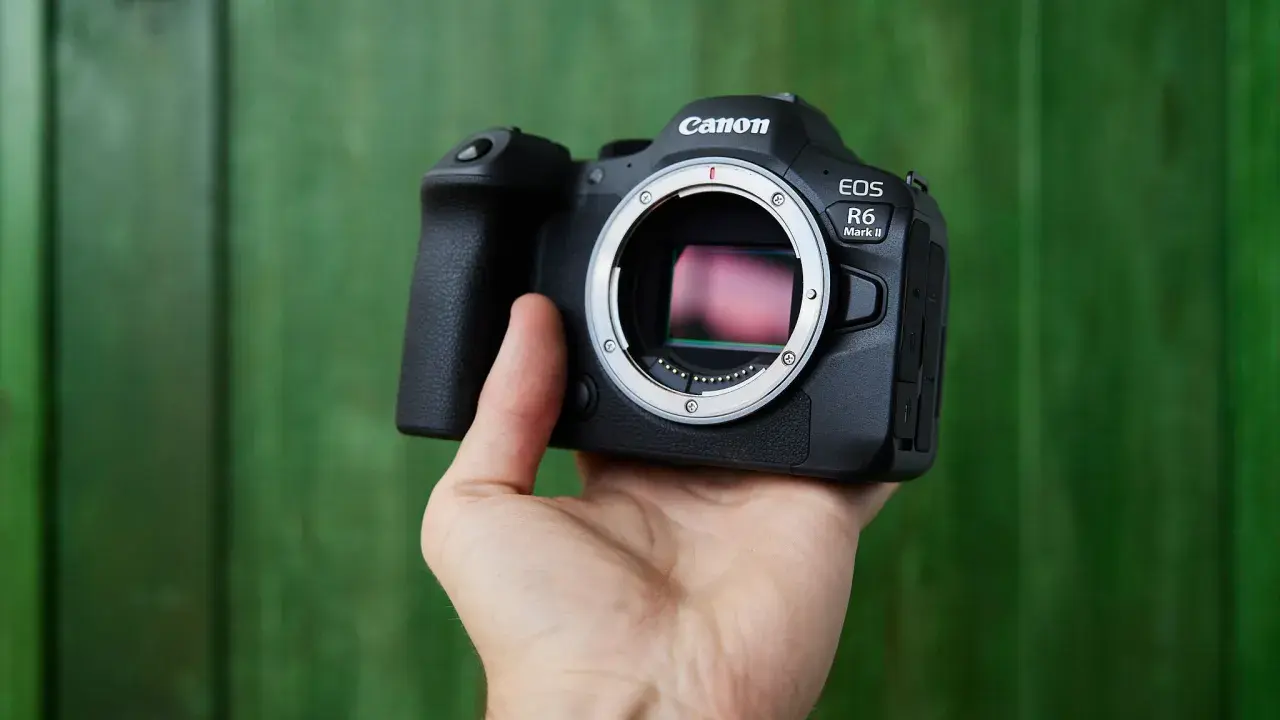 Dłoń trzyma aparat Canon EOS R6 Mark II. Widać matrycę, każdy **piksel** gotowy do uchwycenia chwili.