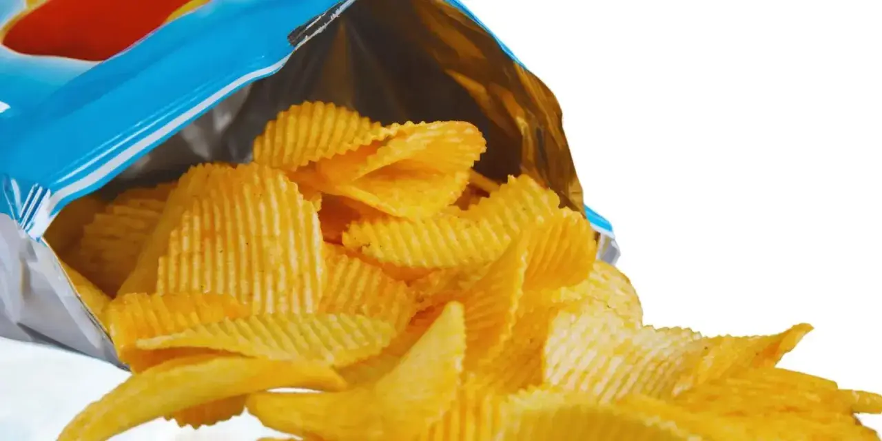 Chrupki wysypujące się z niebieskiej paczki. Pytanie: gdzie wyrzucić opakowanie po chipsach?