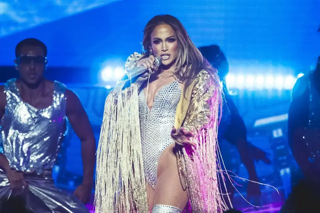 Jennifer Lopez w błyszczącym stroju na scenie, jakby występowała w Polsce.