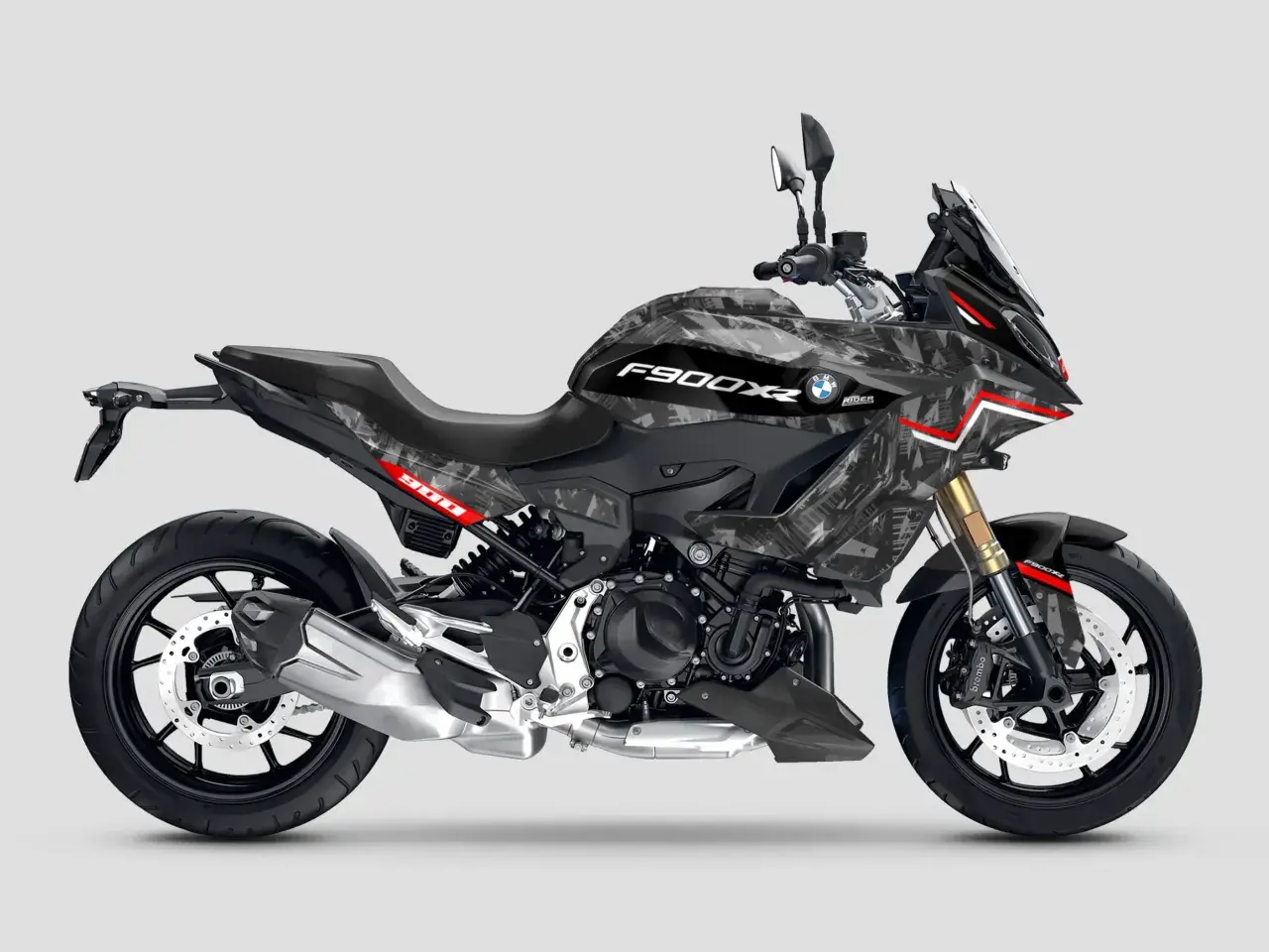 Motocykl BMW F900XR w unikalnym kamuflażowym malowaniu.