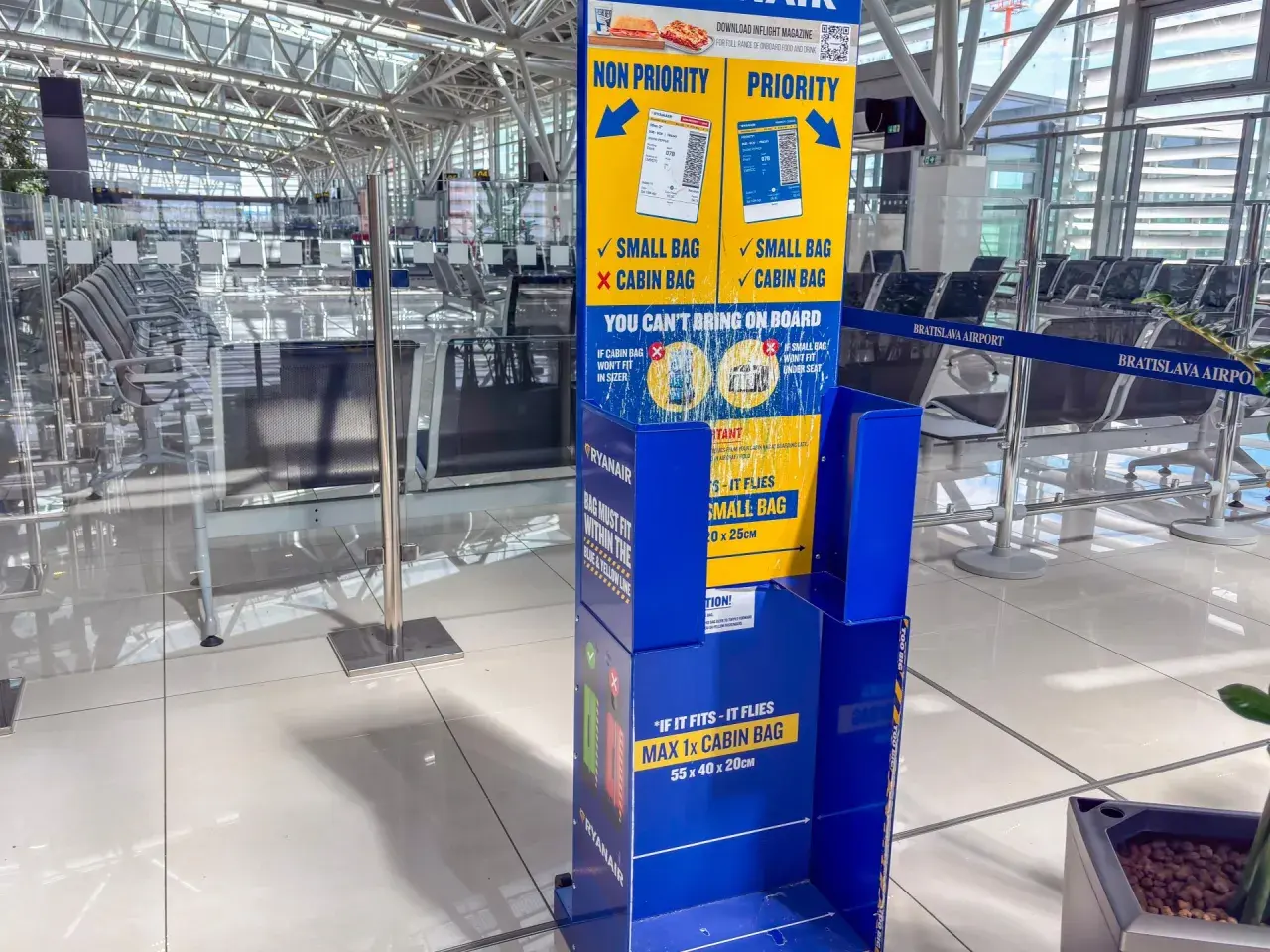 Informacja o tym, co można zabrać do bagażu podręcznego Ryanair. Wyjaśnia różnice między priorytetowym a niepriorytetowym boardingiem i wymiary bagażu.