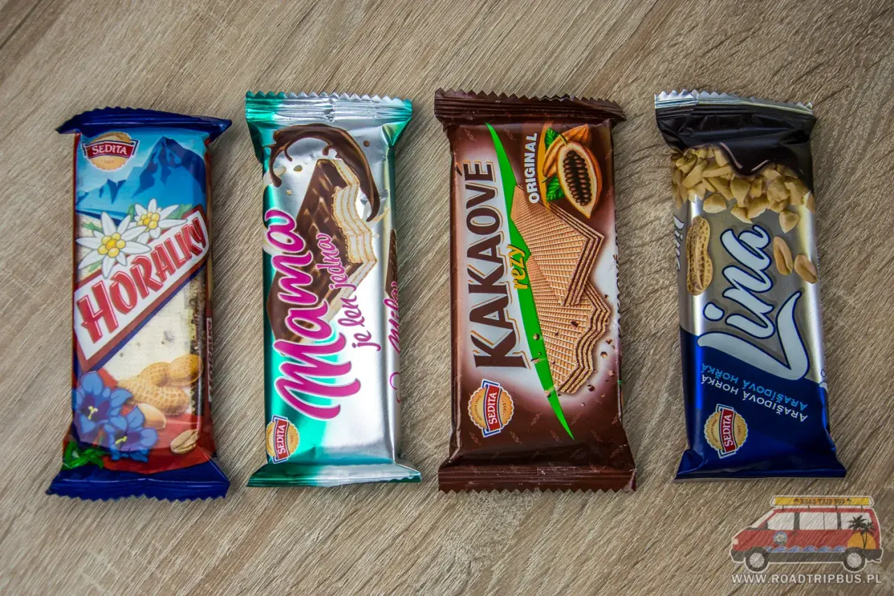 Słowackie słodycze: Horaliky, Mama, Kakaové rezy i Lina. Idealne, co warto kupić na Słowacji na słodką przekąskę.