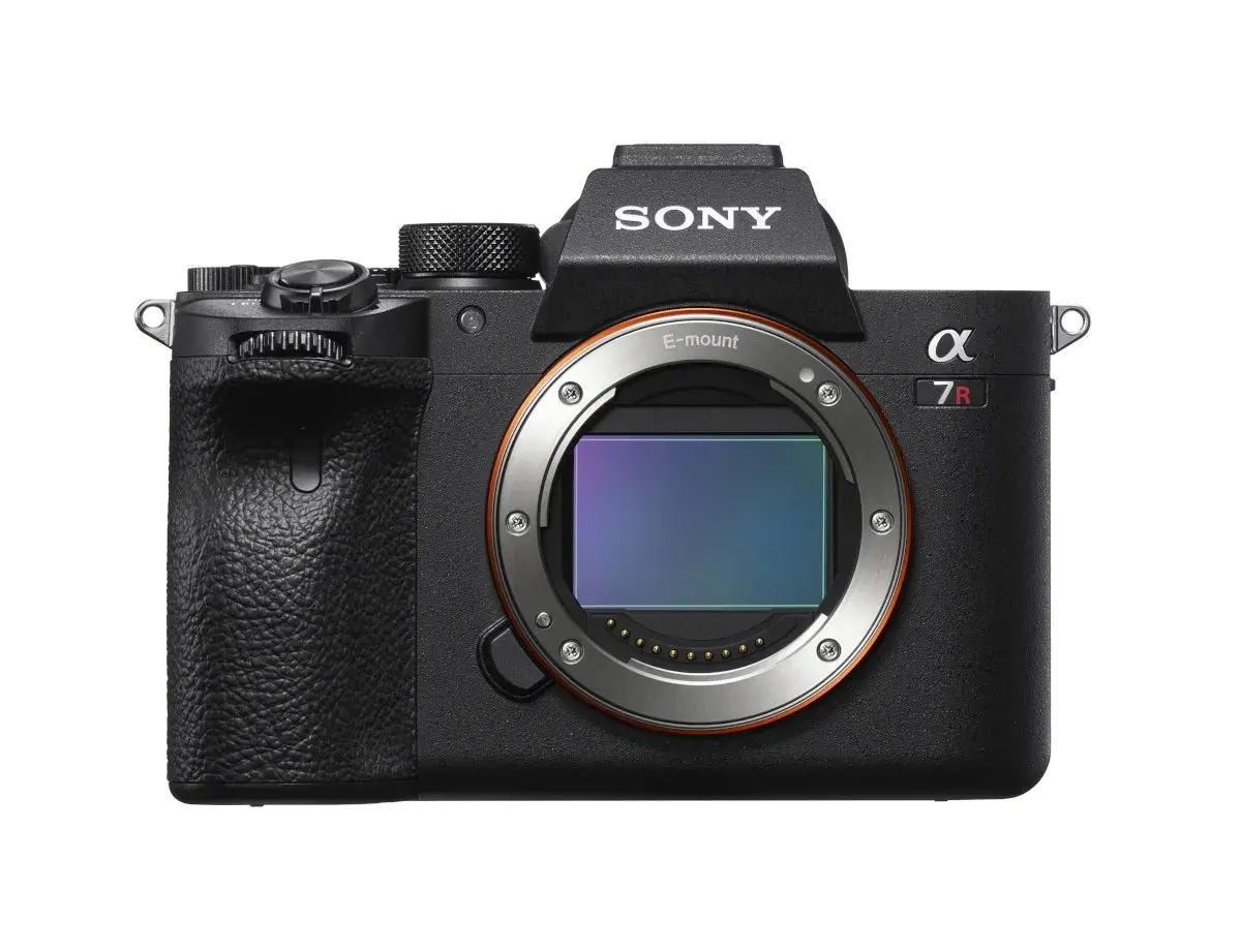 Czarny aparat Sony a7R IV z widocznym sensorem i mocowaniem E.