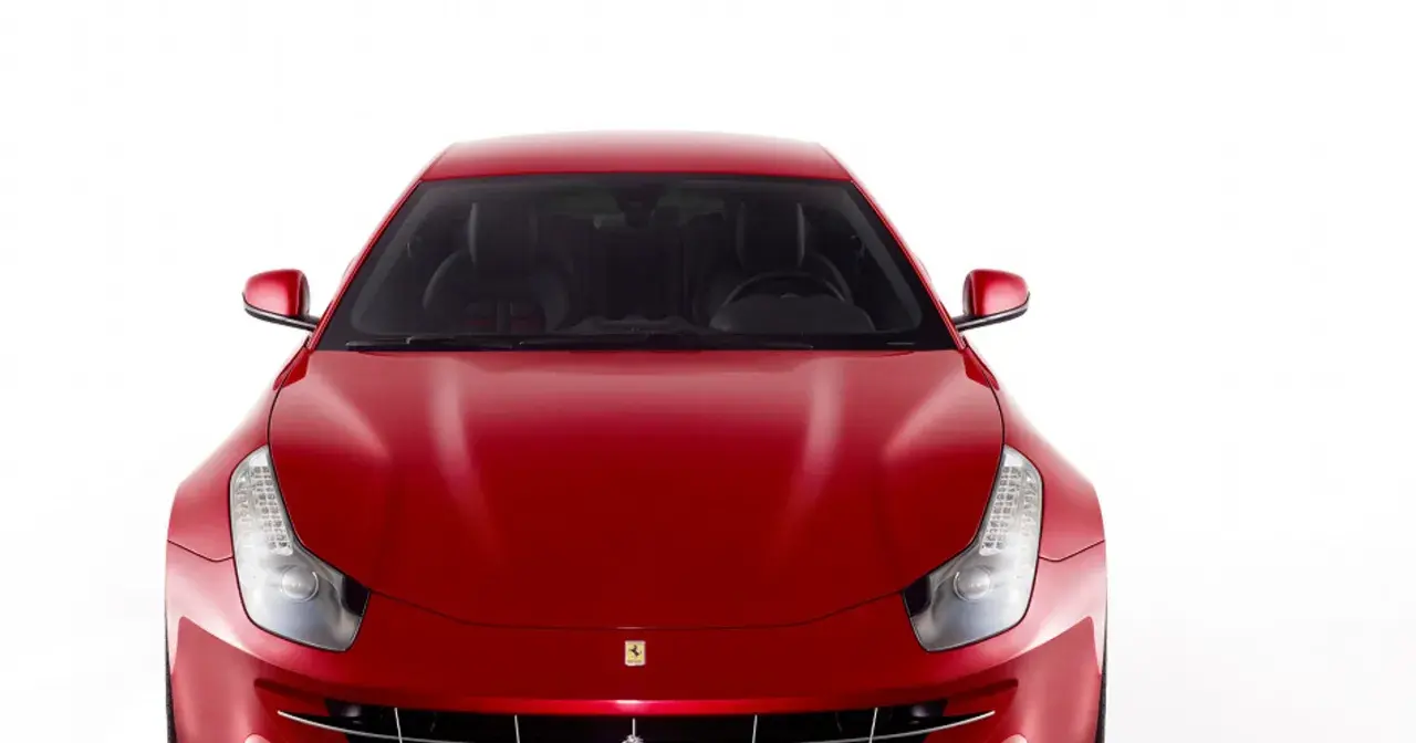 Czerwone Ferrari FF z przodu, z widocznymi reflektorami i grillem.