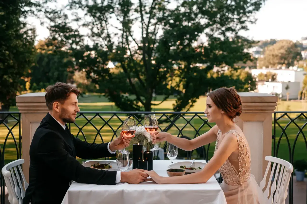 Elegancka kolacja we dwoje na tarasie z widokiem na zieleń. Idealne gdynia atrakcje dla par na romantyczny wieczór.