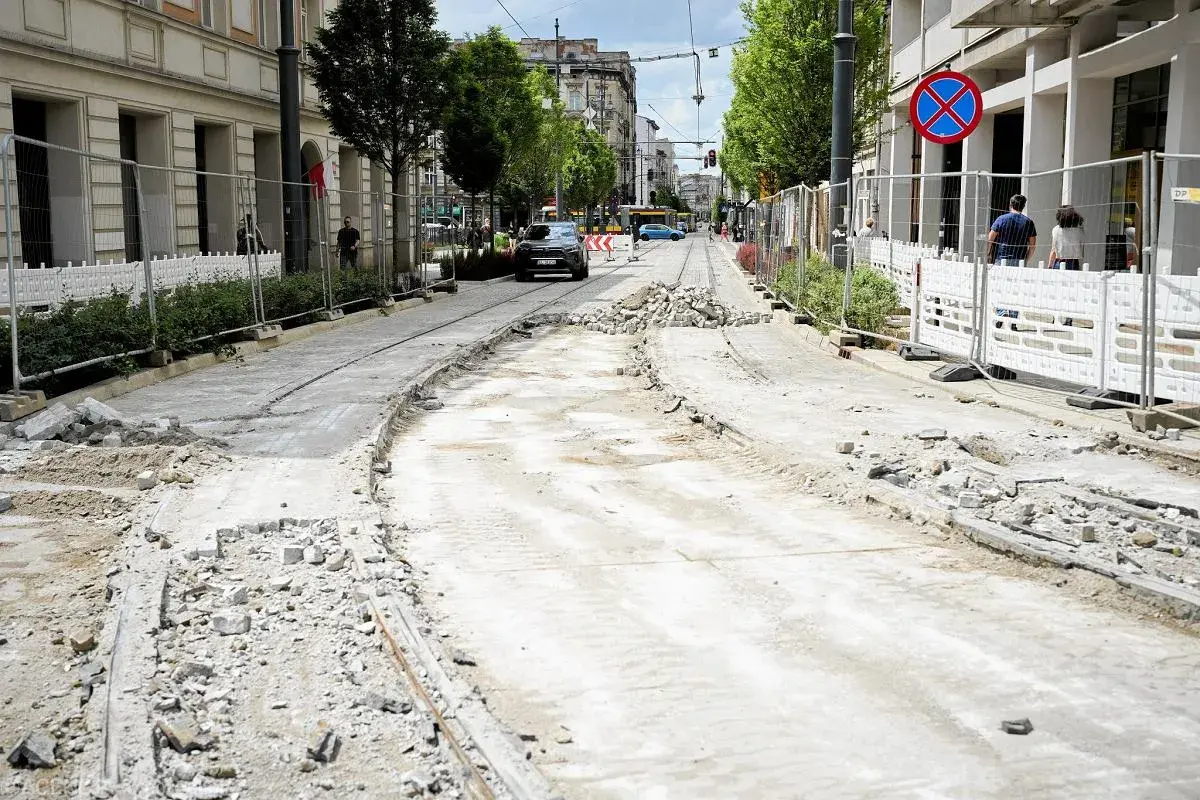 Remont torowiska w centrum miasta, utrudnienia w ruchu. Może to przypominać widoki z zakładu karnego Włocławek widzenia, gdzie też panuje tymczasowy chaos.