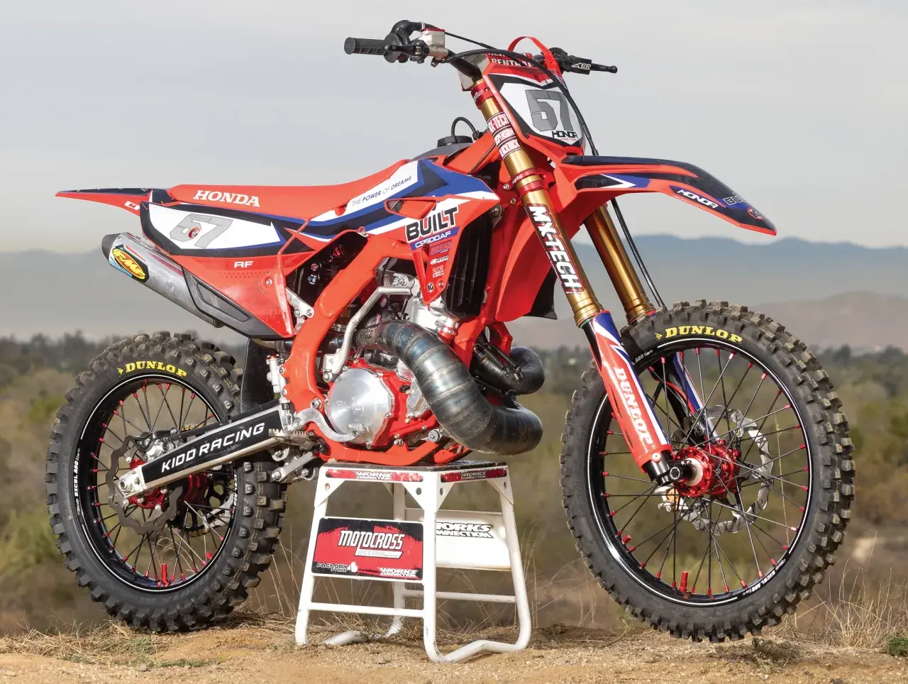 Czerwony motocykl crossowy Honda CR 500 z numerem 57, gotowy do akcji.