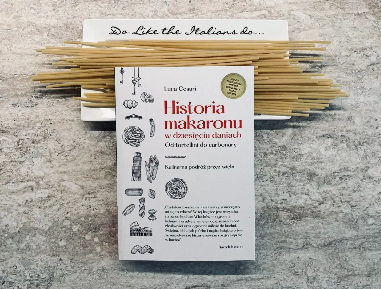 Makaron lany czy zacierki? Książka "Historia makaronu" i spaghetti na talerzu "Do Like the Italians do..." zachęcają do kulinarnej podróży.