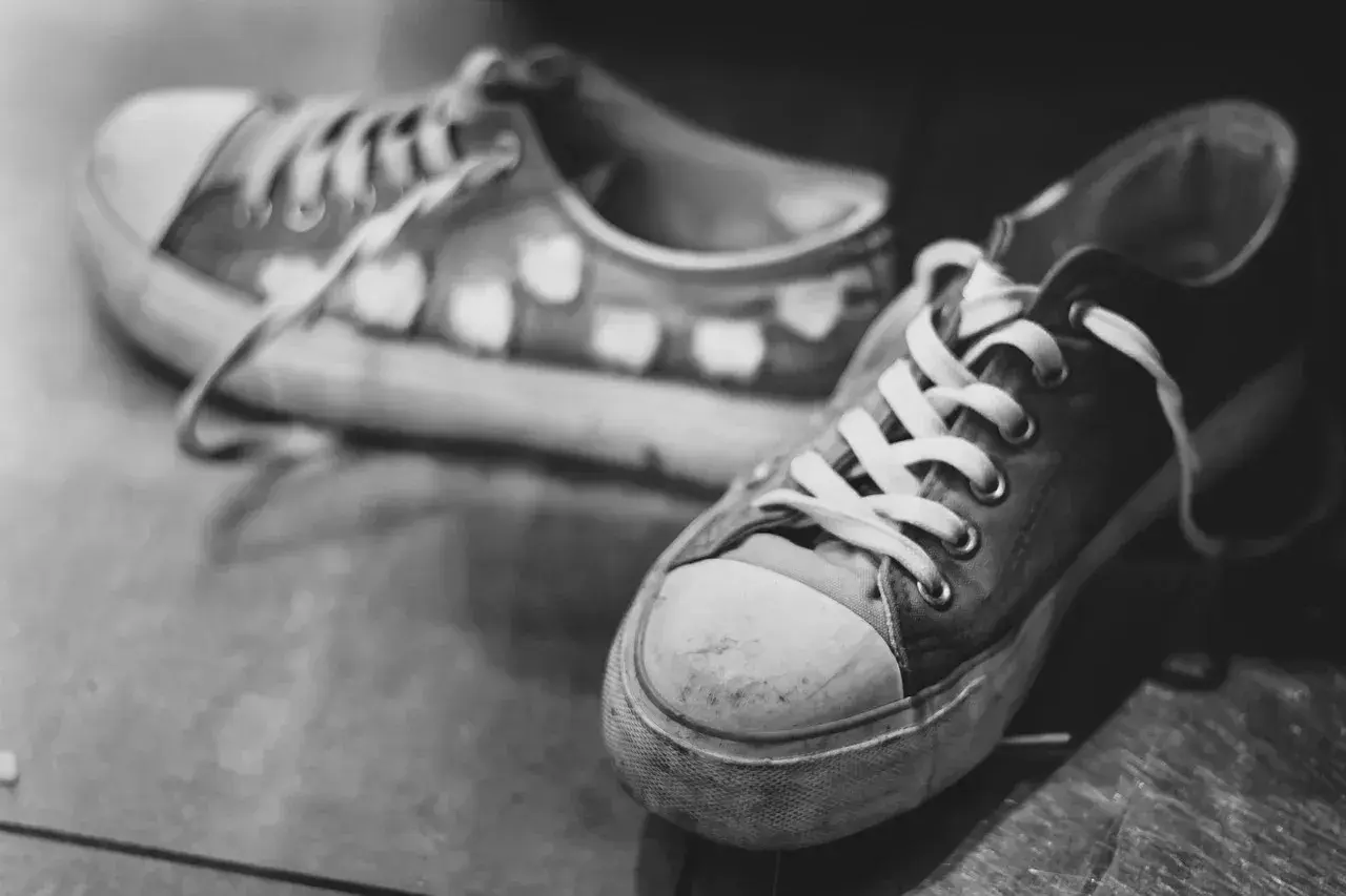 Para nada, jak zafarbować buty domowym sposobem? Te trampki czekają na odświeżenie koloru.