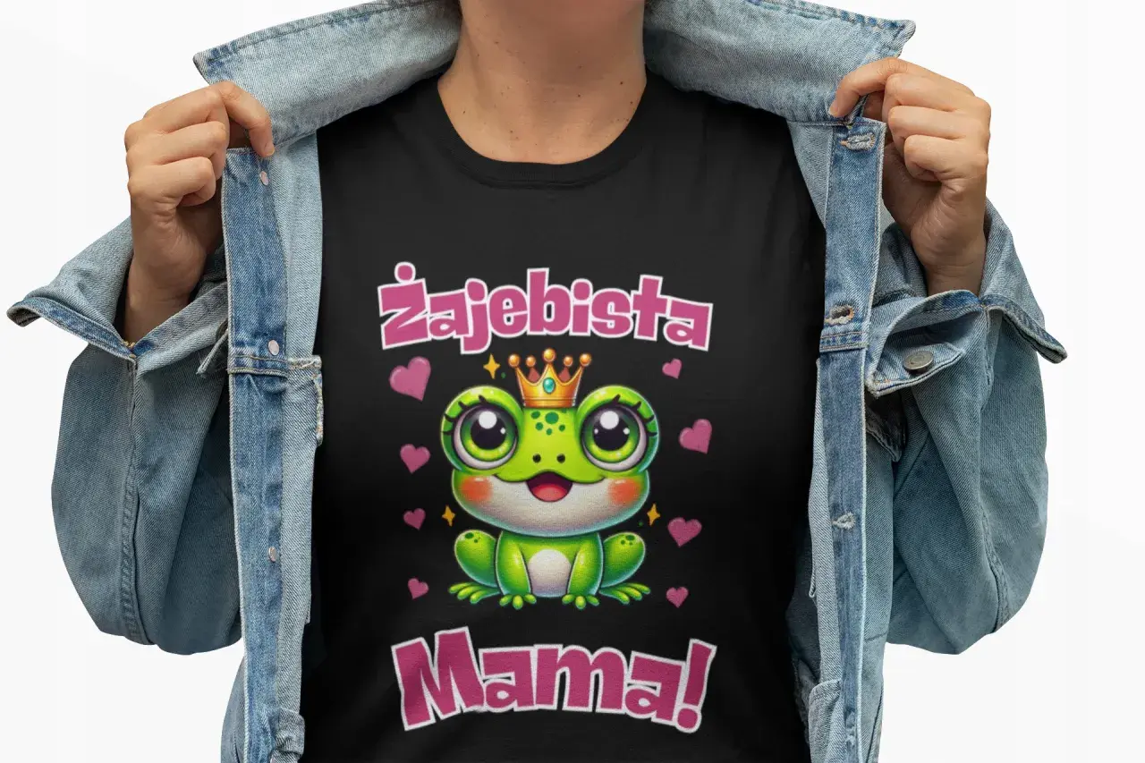 Czarna koszulka na Dzień Mamy z uroczą żabką w koronie i napisem "Zajebista Mama!". Idealny prezent dla każdej super mamy.