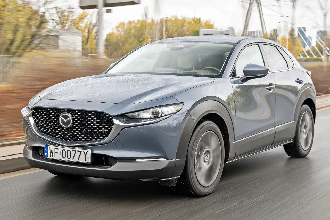 Szary SUV Mazda CX-30 w ruchu. Sprawdź aktualną mazda cx 30 cena i ofertę.