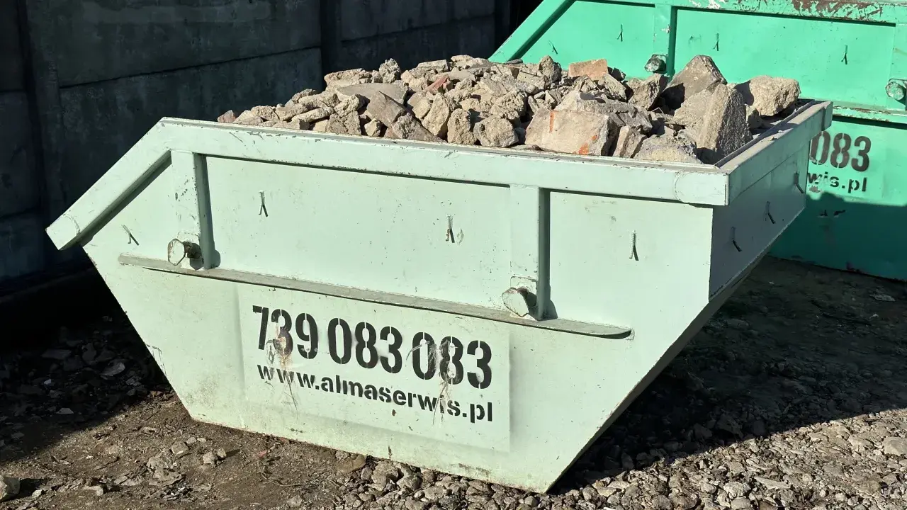 Jasny zielony kontener 5m3 wymiary, wypełniony gruzem. Na boku numer telefonu i adres strony www.