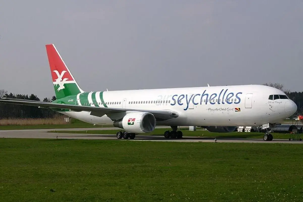 Samolot Air Seychelles na płycie lotniska, gotowy do startu.