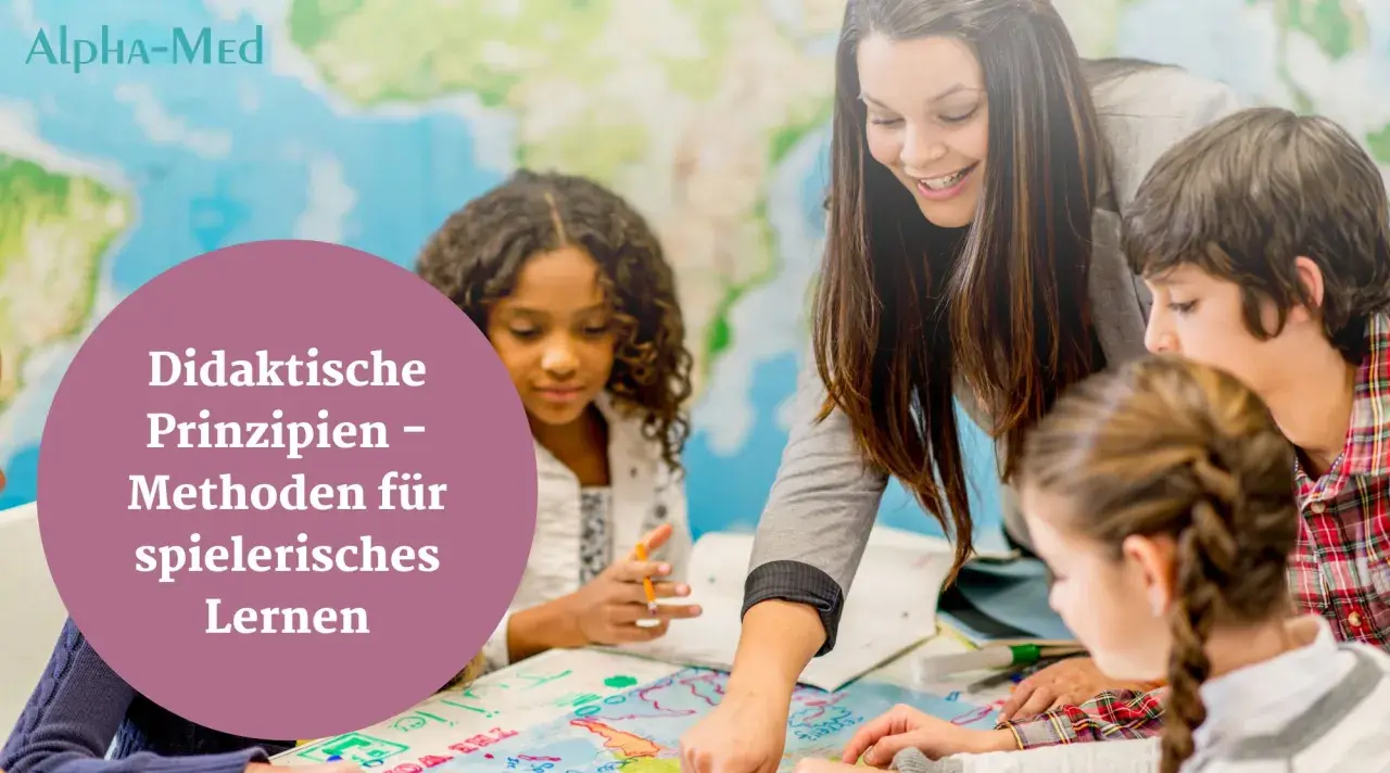 Lehrerin erklärt Kindern spielerisch die didaktischen Prinzipien.