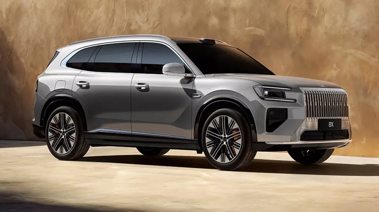 Srebrny elektryczny crossover Zeekr X 2026 z pionową atrapą chłodnicy i czarnymi felgami.