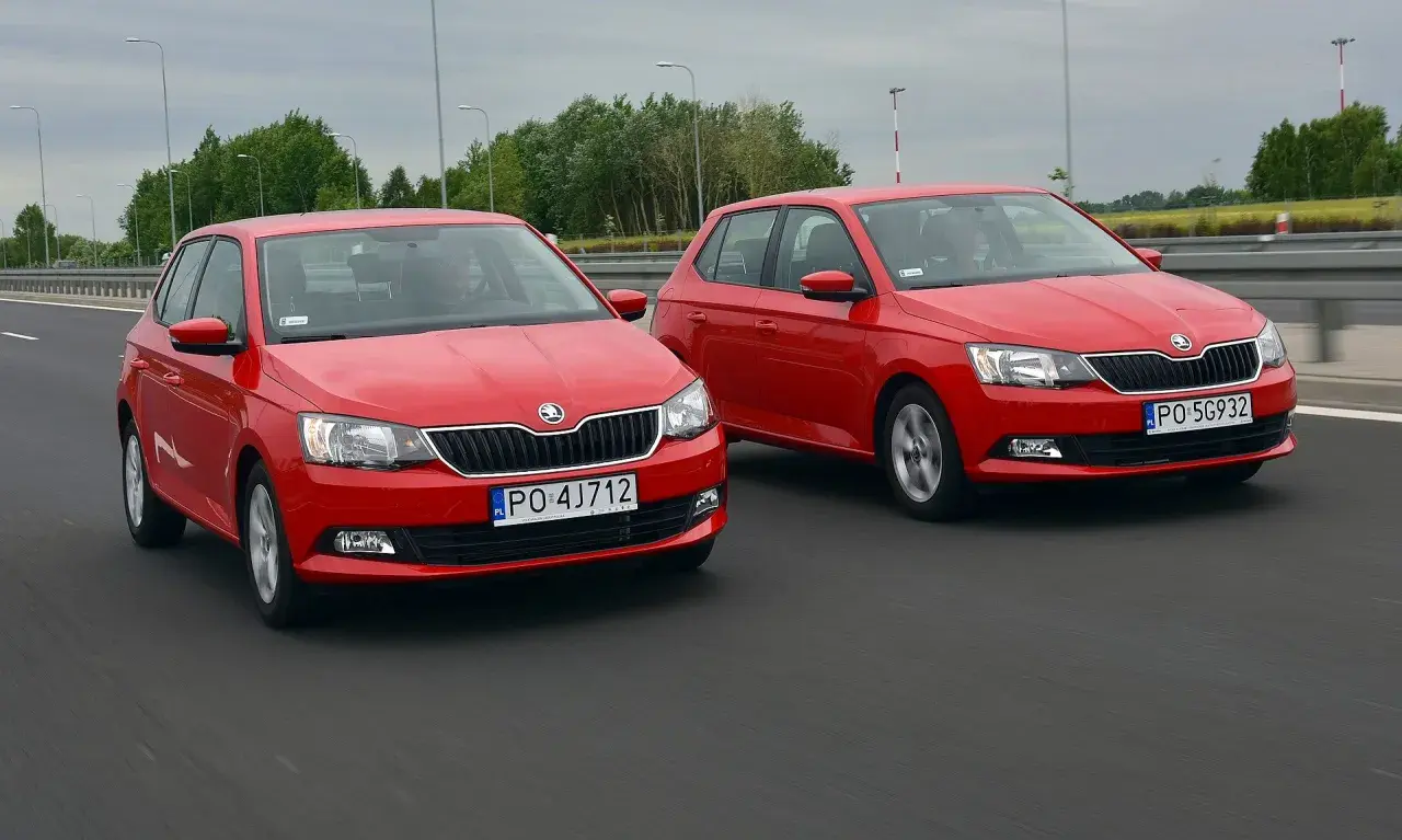 Dwie czerwone Škody Fabia na drodze. Sprawdź aktualne skoda fabia - ceny używanych.