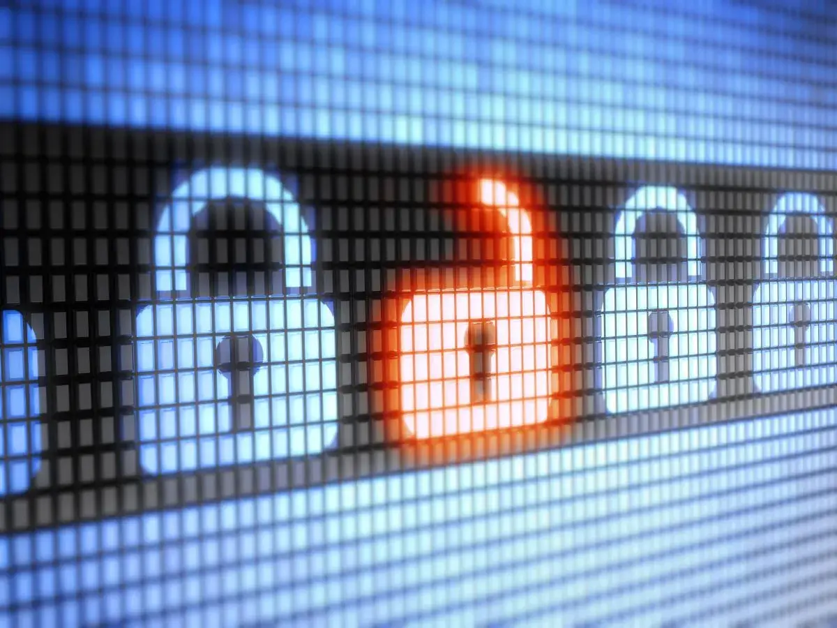 Cyfrowe zamki, jeden otwarty na czerwono, symbolizują zagrożenie. Czy to atak rootkit? Co to jest i jak się chronić?