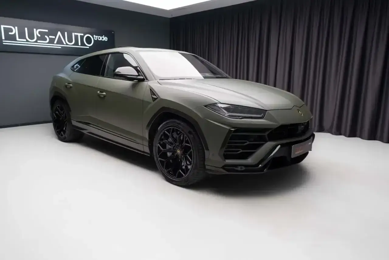 Matowy, zielony Lamborghini Urus na czarnych felgach. Sprawdź, jaka jest aktualna lamborghini urus cena.