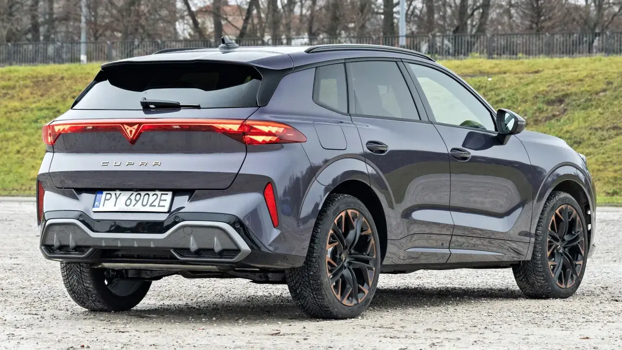 Ciemnoszary Cupra Terramar z charakterystycznymi światłami LED i felgami. Sprawdź, jaka jest cupra terramar cena.
