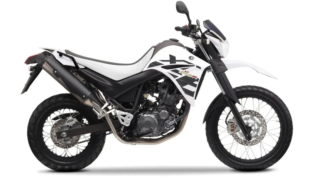 Biały motocykl Yamaha XT660R z czarnymi akcentami, gotowy na przygodę.