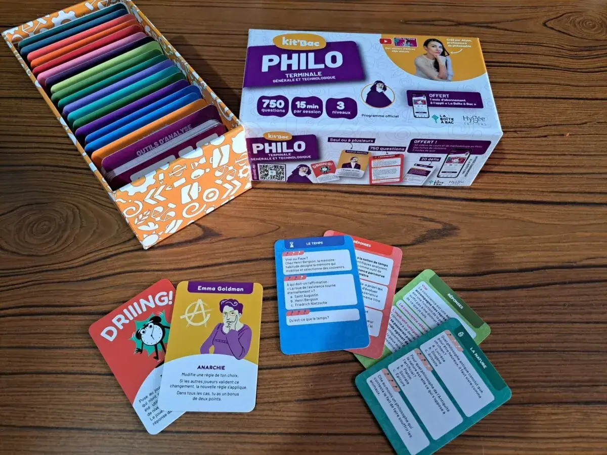 Un bac jeu de cartes "Kit'Bac Philo" pour la Terminale, avec des cartes questions et réponses sur le thème de la philosophie.
