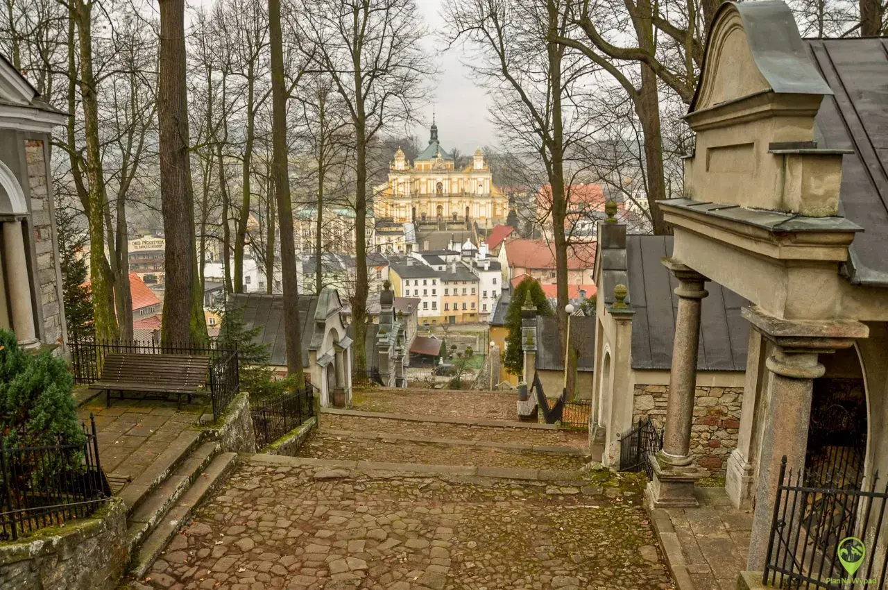 Kamienne schody prowadzą do barokowej bazyliki na wambierzyckiej kalwarii. W oddali widać miasteczko.