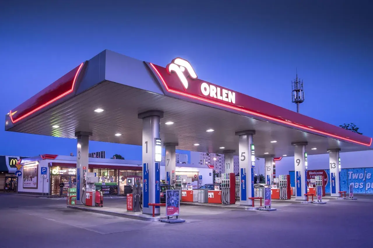 Stacja Orlen nocą. Gdzie kupić orlen e-toll? Na stacji Orlen znajdziesz wszystko, czego potrzebujesz w podróży.