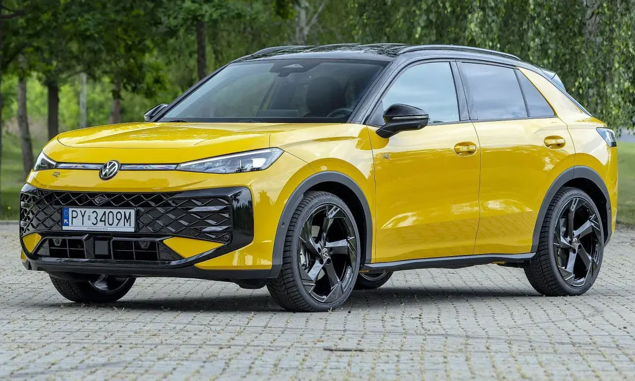 Żółty Volkswagen T-Roc z czarnym dachem i felgami. Sprawdź aktualną volkswagen t-roc cena i oferty.
