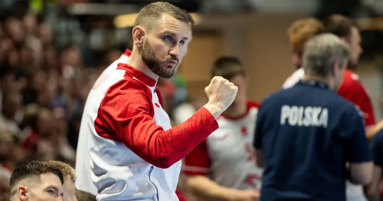 Michał Daszek, z zaciętą miną i zaciśniętą pięścią, kibicuje swojej drużynie.